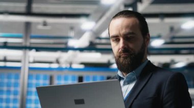 Güneş panelleri üretim çıktısını izleyen bir takım elbise fabrika müfettişi, profesyonel işgal ve temiz enerji gelişimine idari düzeyde katılımı yansıtıyor. Güneş enerjisi. Kamera A.