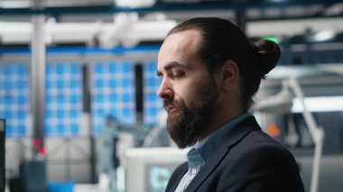 Bir fabrikada güneş enerjisi kalitesini inceleyen profesyonel danışman, veri raporlarını ve pürüzsüz üretim hattı ve sürdürülebilir güneş enerjisi anlayışını gözden geçiriyor. Fotovoltaik endüstrisi. Kamera A.