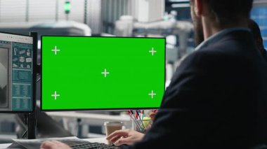 Usta mühendislerden oluşan çeşitli ekipler, güneş enerjisi santralinde üretimde kullanılan izole bir ekran ile çalışmakta, teknik gelişim için fikirleri ve stratejik planlamayı paylaşmaktadır. Kamera A.