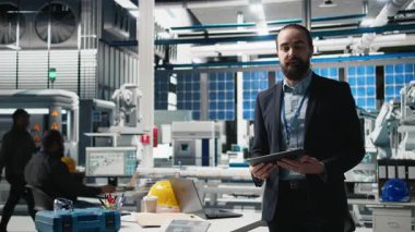 Yetenekli bir yönetici, yenilik ve kurumsal başarıyı desteklemek için akıllı otomasyon ve yenilenebilir enerji sürdürülebilir çözümleri sunan bir solar fotovoltaik fabrikasında sunum yapıyor. Kamera B.