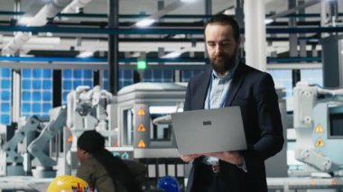Alternatif enerji ekipmanlarını denetleyen endüstriyel iş uzmanları, kalite kontrolü ve fotovoltaik imalat endüstrisine dikkat çekiyor. Güneş enerjisi santrali. Kamera A.