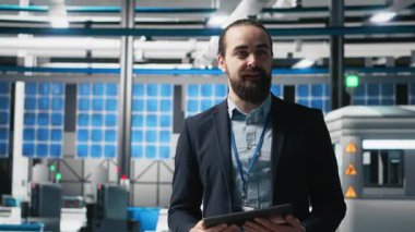 Yetenekli bir yönetici, yenilik ve kurumsal başarıyı desteklemek için akıllı otomasyon ve yenilenebilir enerji sürdürülebilir çözümleri sunan bir solar fotovoltaik fabrikasında sunum yapıyor. Kamera A.