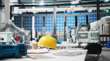 Robotik silah üreten güneş pilleri ile modern endüstriyel tesis, gerçek zamanlı endüstriyel performans verilerini takip eden bilgisayar ekranları. Temiz çevre dostu çalışma alanı boyunca güvenlik gözlükleri ve araçları.