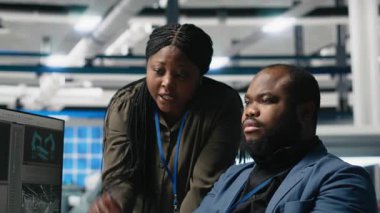 Güneş panelleri için modern üretim hattı üzerinde takım çalışması yapan siyah mühendisler, yenilenebilir enerji altyapısı için teknik içgörü ve işbirliğini birleştirdiler. Kamera A.