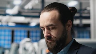 Güneş panelleri endüstri teknisyeni. Yüksek teknoloji ürünü bir fabrikada denetleme, kalite kontrol ölçümleri için. Profesyonel mühendis verimlilik için endüstriyel operasyonları sağlıyor. Kamera A.