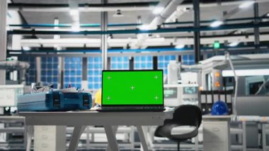 Güneş panelleri fabrikasında dizüstü bilgisayarında fotokopi ekranı olan boş bir masa, güneş pili fabrikasındaki fotovoltaik üretim hattında üretim süreci. Daha ucuz enerji için sürdürülebilir çözümler.