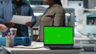 Çeşitli ekip üyeleri, sürdürülebilir endüstriyel enerji dünyasındaki profesyonellik ve teknik uzmanlığı karıştıran yeşil ekranın yanındaki fabrika faaliyetlerini denetliyor. Daha ucuz güç. Kamera A.