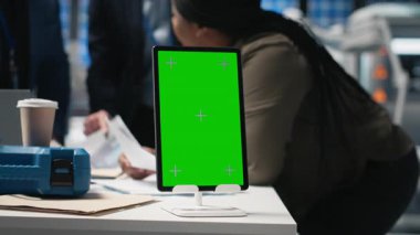 Çeşitli mühendislik ekipleri uzmanlıklarını güneş santralindeki izole ekranlarla ortaklık ve kurumsal sorumluluk yoluyla endüstriyel gelişimle paylaşıyor. Yetenekli danışmanlar. Kamera A.
