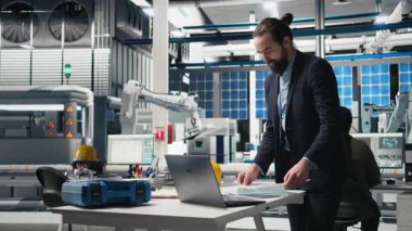 Profesyonel sanayi müfettişi güneş panelleri üretimini inceleyerek yenilenebilir enerji sektöründe liderlik gösteriyor. Modern imalat tesislerinde operasyonları garantiye almak. Kamera B.