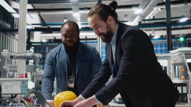 Fabrika müfettişleri ve denetçileri üretim ölçümleri hakkında brifing veriyor, endüstriyel yenilikleri destekliyor ve sürdürülebilir süreç iyileştirmesini destekliyor. Güneş enerjisi üretimi. Kamera B.