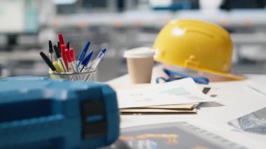 Robotları iş başında gösteren yüksek teknoloji imalat ortamı, fotovoltaik sistem izleme ve masada gerekli güvenlik ekipmanları. Modern yenilenebilir enerji üretim hattı.