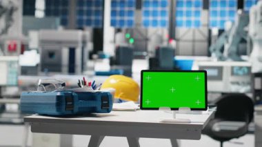 Üretim hattını denetlemek için kullanılan modern fotovoltaik fabrikasında, endüstriyel aletler ve ekipmanlarla boş imalat fabrikasında uzay görüntüsünü kopyalayın. Yenilenebilir enerji işi.