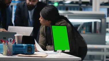 Danışmanlardan oluşan bir ekip ve uzmanlar güneş paneli tesisinde temiz enerji ve güneş teknolojisiyle üretim sürecinin verimliliğini sağlamak için kroma anahtar ekran üzerinde çalışıyorlar. Kamera A.