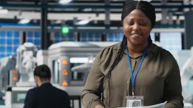 Kadın iş adamları, paydaşlarına güneş paneli teknolojisi ve fabrika otomasyonunu tanıtarak alternatif enerji ve verimliliği vurguluyor. Yeni yatırım için pazarlama reklamı. Kamera A.