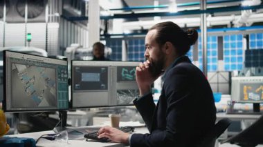 Bir fabrikada güneş enerjisi kalitesini inceleyen profesyonel danışman, veri raporlarını ve pürüzsüz üretim hattı ve sürdürülebilir güneş enerjisi anlayışını gözden geçiriyor. Fotovoltaik endüstrisi. Kamera B.