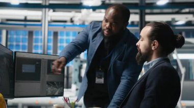 Fabrika yöneticileri çeşitli ekipler üretim ölçümleri, endüstriyel yenilikleri ve çevre dostu temiz enerji gelişimini destekleyen içgörüleri paylaşıyorlar. Güneş enerjisi gelişimi. Kamera A.