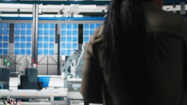 Afrika kökenli Amerikalı müfettişler üretim ölçümleri hakkında brifing veriyorlar, endüstriyel yenilikleri ve sürdürülebilir süreç gelişimini destekliyorlar. Güneş enerjisi üretim tesisi. Kamera A.