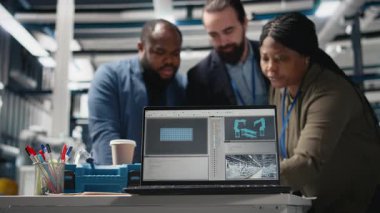 Bir üretim denetimi sırasında güneş paneli sistemlerini inceleyen bir grup endüstri uzmanı mühendisler mühendisliğin doğruluğu, kalite kontrolü ve fabrika işletim verimliliğini sağlıyorlar. Kamera B.