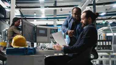 Enerji danışmanlarından oluşan çok ırklı ekip güneş paneli santralinin içgörüsünü inceleyerek alternatif enerji üretim hattında yüksek standartları güvence altına aldı. Kalite kontrol ve üretim süreci. Kamera B.