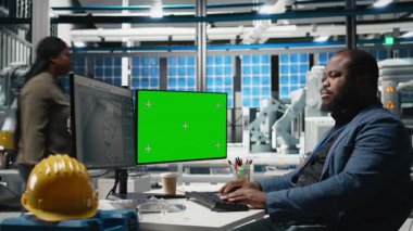 Güneş enerjisi uzmanı, endüstriyel içgörü ile sürdürülebilirlik ve yüksek teknoloji gelişimi için yenilenebilir enerji hedeflerini birleştirerek, modellemenin yanında üretim stratejisi üzerinde çalışıyor. Kamera B.