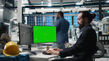 Teknik direktör fotovoltaik üretim tesisinde fotokopi alanında çalışıyor. Şirket denetimiyle ilgileniyor. Genç endüstri uzmanı temiz enerji sağlıyor. Kamera B.