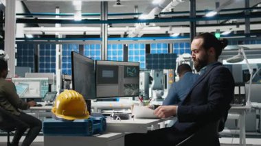 Çok ırklı mühendislik danışmanları, güneş enerjisi üretim süreci için birlikte çalışarak altyapı ve iş gelişimini güçlendiriyor. Bitkide yenilenebilir enerji. Kamera B.