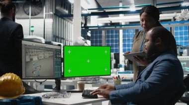 Profesyoneller güneş enerjisi tesisinde model ekran ile çözümler üretiyor, işbirliği ve kurumsal sorumluluk yoluyla endüstriyel hedefleri geliştiriyorlar. Mühendislerden oluşan bir ekip anlayışı paylaşıyor. Kamera B.