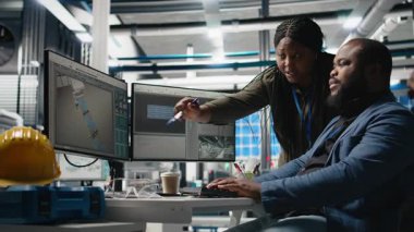 Üretim denetimi, mühendislik doğruluğu, kalite kontrolü ve fabrika operasyonları sırasında güneş paneli sistemlerini analiz eden Afro-Amerikan endüstrisi uzmanları ve mühendisleri. Kamera B.