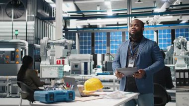 Karaborsa uzmanı ve endüstri yöneticisi alternatif enerji için fotovoltaik ve güneş enerjisinin avantajlarını sunarak sürdürülebilir kalkınma ve yeniliği destekliyor. Kamera B.