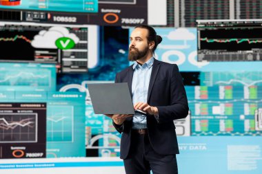 İş adamı performans ölçümlerinin desteğiyle yeni bir strateji planlıyor, uluslararası bir organizasyon kuruyor. Yeni büyüme fikirlerini yönlendirmek için gösterge panelleri ve projeksiyonlar kullanıyor..