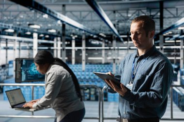 Veri merkezi teknisyenleri ekipman performansını analiz edip donanım arızalarını çözüyor. Sunucu çiftlik çalışanları iş görevleri yapıyor, işlemleri denetliyor, veritabanı yedeklemeleri yapıyor