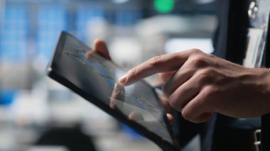 Bir güneş enerjisi fabrikasında kalite kontrol mühendisi endüstriyel operasyonları değerlendiriyor, şirket denetimi ve verimliliğini yansıtmak için takım elbise giyiyor. Sürdürülebilir enerji süreci. Kamera B.