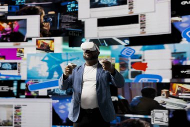 Afro-amerikan teknoloji kullanıcısı görsel ortama girdi VR gözlükleriyle, iletişimi, ticareti ve çevrimiçi eğlenceyi temsil ediyor. Dijital araçlarla desteklenen sosyal ağ.