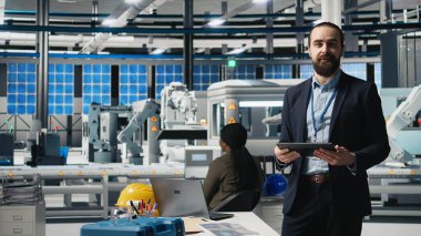 Erkek girişimci ticari pazarlama için reklam sunumuna ev sahipliği yapıyor, güneş panelleri üreten bir fabrikayı tanıtıyor. Yeşil teknolojiye odaklanan endüstri uzmanı. Kamera A.