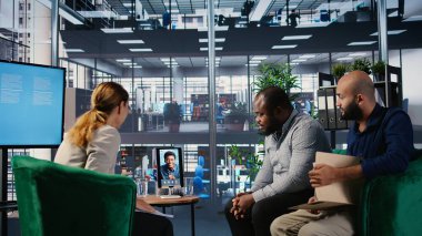 İş ortakları internet üzerinden CEO 'larıyla bir video konferansına katılıyor. Müzakere ve profesyonel liderlik becerileri sergiliyorlar. Uluslararası şirket liderleri uzaktan aranıyorlar. Kamera A.