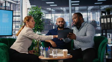 Yetkili şirket liderlerinden oluşan bir grup, vizyon ve küresel yatırım stratejisiyle yürütülen kurumsal performans ölçümlerini tartışıyor. Uluslararası çeşitli iş ortakları konferansta. Kamera A.