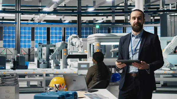Erkek girişimci ticari pazarlama için reklam sunumuna ev sahipliği yapıyor, güneş panelleri üreten bir fabrikayı tanıtıyor. Yeşil teknolojiye odaklanan endüstri uzmanı. Kamera A.