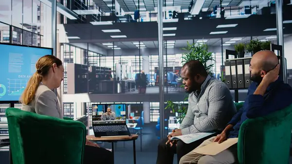 Stratejik ortaklıktaki çeşitli iş adamları arasında yapılan uzaktan bilgilendirme toplantısında liderlik becerileri ve gündem gelişimi vurgulandı. Web 'de yatırımcılara danışmanlık yapıyorum. Kamera A.