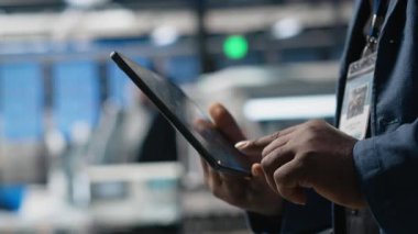 Siyah endüstriyel uzman yüksek teknolojili güneş enerjisi altyapısını inceliyor, temiz enerji iyileştirmeleri için veri içgörülerini gözden geçiriyor. Yenilenebilir sistem tasarımı ve akıllı planlama. Kamera A.