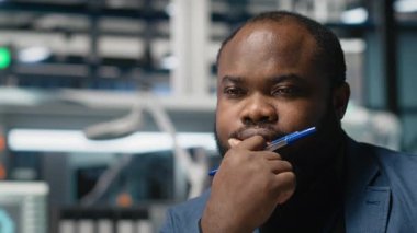 Erkek sanayi uzmanı, bir güneş paneli fabrikasındaki performans verilerini kontrol ederek endüstriyel verimliliğe olan bağlılığını gösteriyor ve yenilenebilir enerji üretim ve mühendisliği üzerinde çalışıyor. Kamera A.