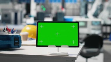 Bitki performansı için fotovoltaik endüstriyel tesisinde yeşil ekran modeli, temiz enerji için güneş panelleri üretimi, üretim süreci verimliliği. Güvenlik teçhizatı ve aletler masada..