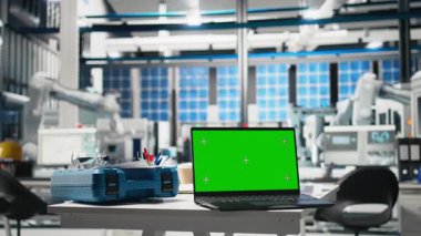 Güneş panelleri, performans ölçümleri ve üretim hattını denetlemek için kullanılan fotovoltaik tesisteki tablette krom anahtar görüntüsü. Yüksek teknoloji makineleri için boş sanayi fabrikası.