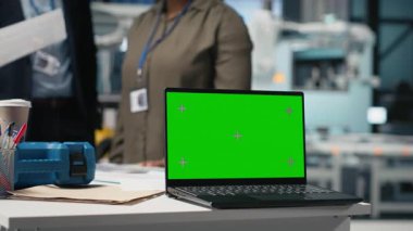 Profesyonel mühendislik ekibi kroma anahtarının yanındaki güneş panellerini inceliyor, yeşil teknoloji ve çevre dostu alternatif enerjide birlik gösteriyor. Fabrika endüstrisi üretiyorum. Kamera A.