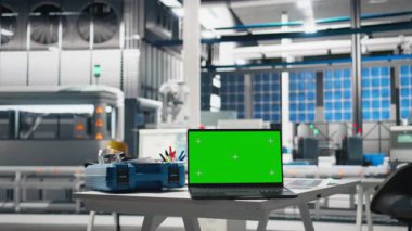 Üretim hattını denetlemek için kullanılan modern fotovoltaik fabrikasında, endüstriyel aletler ve ekipmanlarla boş imalat fabrikasında uzay görüntüsünü kopyalayın. Yenilenebilir enerji işi.