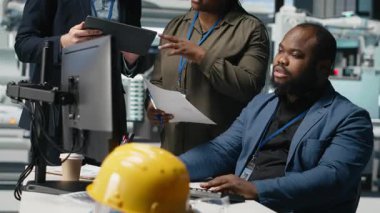 Çok ırklı usta mühendisler güneş panelleri üretimi için yüksek teknoloji üretim hattı üzerinde takım çalışması yapıyorlar. Etkinlik üretimi, teknik içgörü ve yeşil enerji için işbirliği birleştiriyorlar. Kamera A.