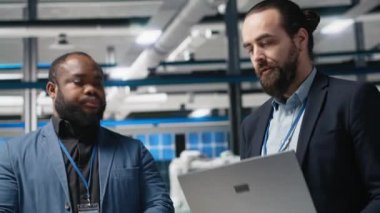 Fabrika müfettişleri ve denetçileri üretim ölçümleri hakkında brifing veriyor, endüstriyel yenilikleri destekliyor ve sürdürülebilir süreç iyileştirmesini destekliyor. Güneş enerjisi üretimi. Kamera A.