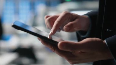 Fotovoltaik üretim sistemlerinde sürdürülebilirlik ve verimlilik sağlamak için yüksek teknolojili bir tesiste güneş enerjisi üretim hattını yöneten bir müteahhit. Kurumsal gözetim. Kamera A.