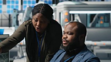 Afrika kökenli Amerikalı fabrika uzmanları üretim hattı için endüstriyel işlemleri gözden geçiriyorlar. Güneş enerjisi yüksek teknoloji gelişimi. Kamera A.