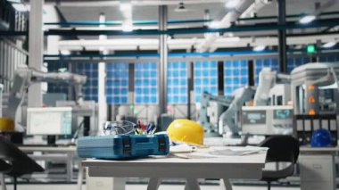 Güvenli ekipman ve aletlerle dolu boş modern fotovoltaik fabrikası masası, alternatif enerji için güneş panellerinin sorunsuz üretilmesini sağlıyor. Bir tesiste montaj işlemi, makineler.