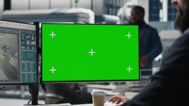 Profesyonel uzman izole edilmiş ekrana bakıyor, yüksek teknoloji güneş enerjisi üretimini inceliyor, temiz enerji iyileştirmeleri ve akıllı altyapı planlaması için içgörüleri gözden geçiriyor. Kamera A.